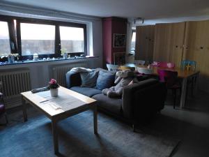 großer Tisch und gemütliches Sofa