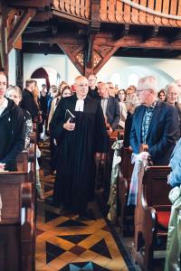 Einzug der Konfis mit Pfarrer Janetzki