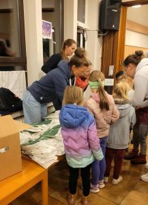 Feiern im Gemeindehaus Brezelausgabe an die Kinder