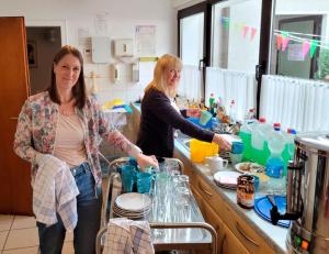 Die Küchenhelferinnen haben viel zu tun