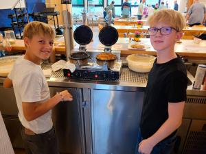 Unsere fleißigen Waffelbäcker