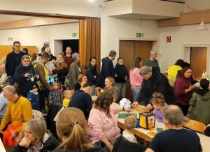 Schlage-Stehen vor der "Essens-Ausgabe"